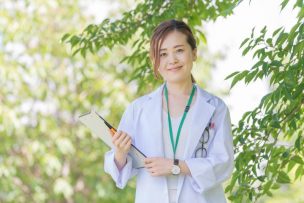 FGF-5の抑制に着目した話題の育毛剤について、説明する専門家
