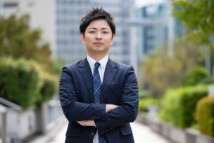 髪を増やした男性