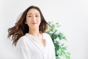 綺麗に白髪を染めた女性